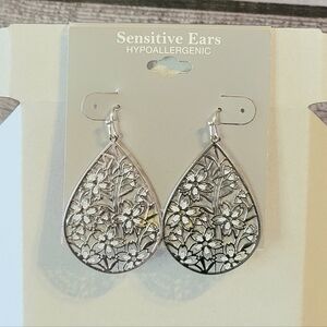 NWT Mixit  Silver Filigree Dangle Earrings